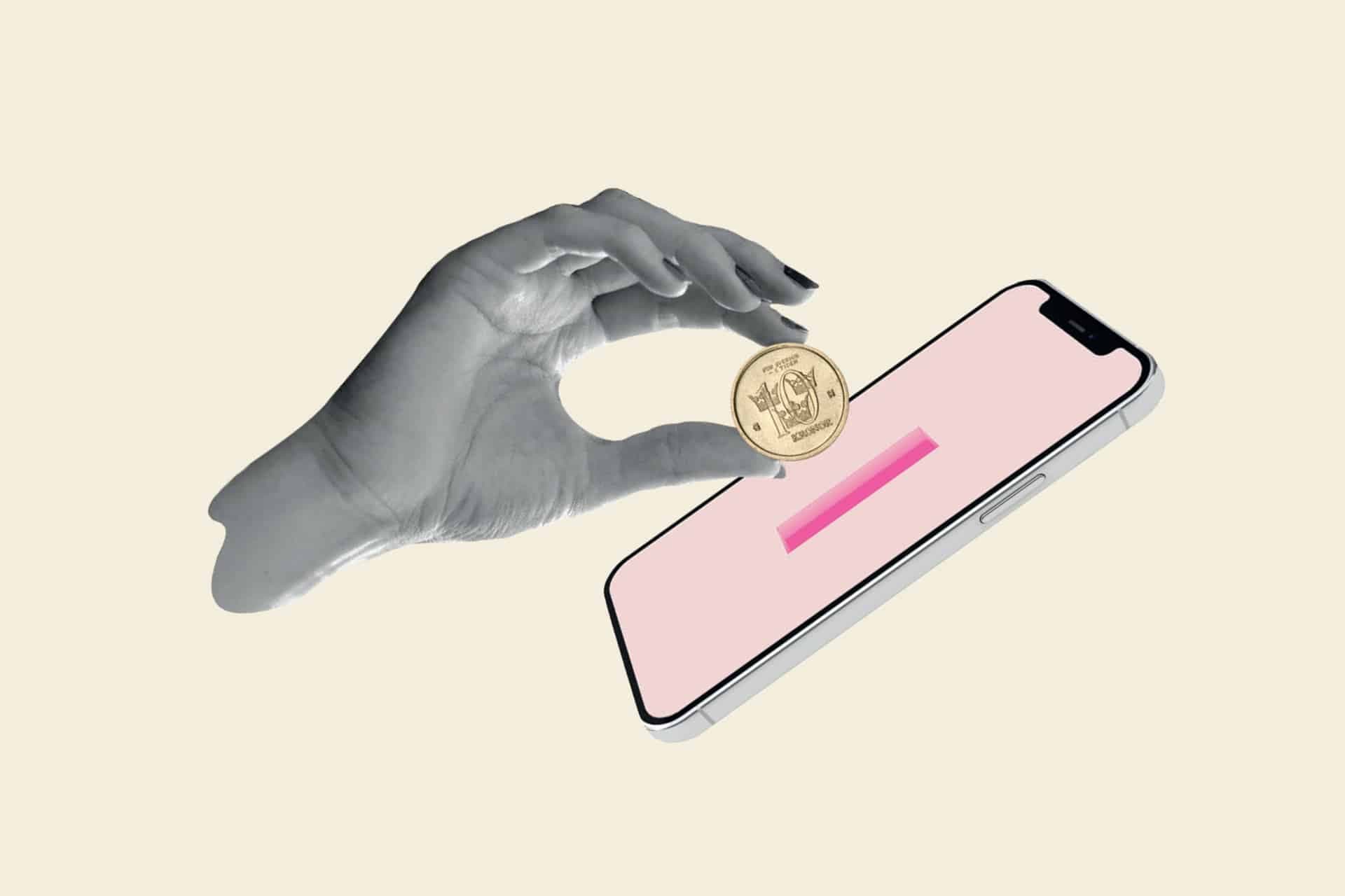 Ett kollage med en hand som lägger ett mynt i en telefon. Beige bakgrund.