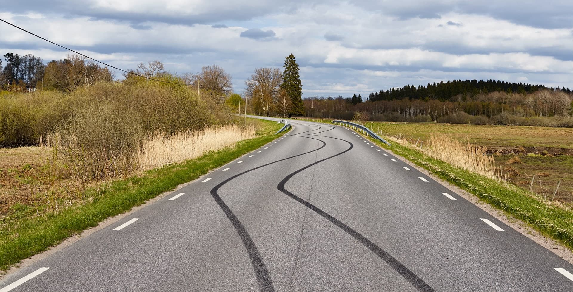 En asfaltsväg med bromsspår
