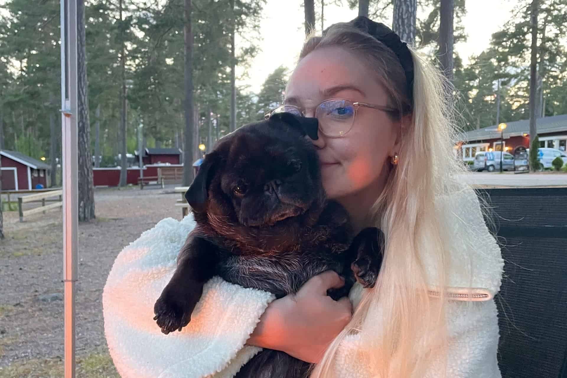 Michelle Ljung sitter med hennes systers hund Stella.