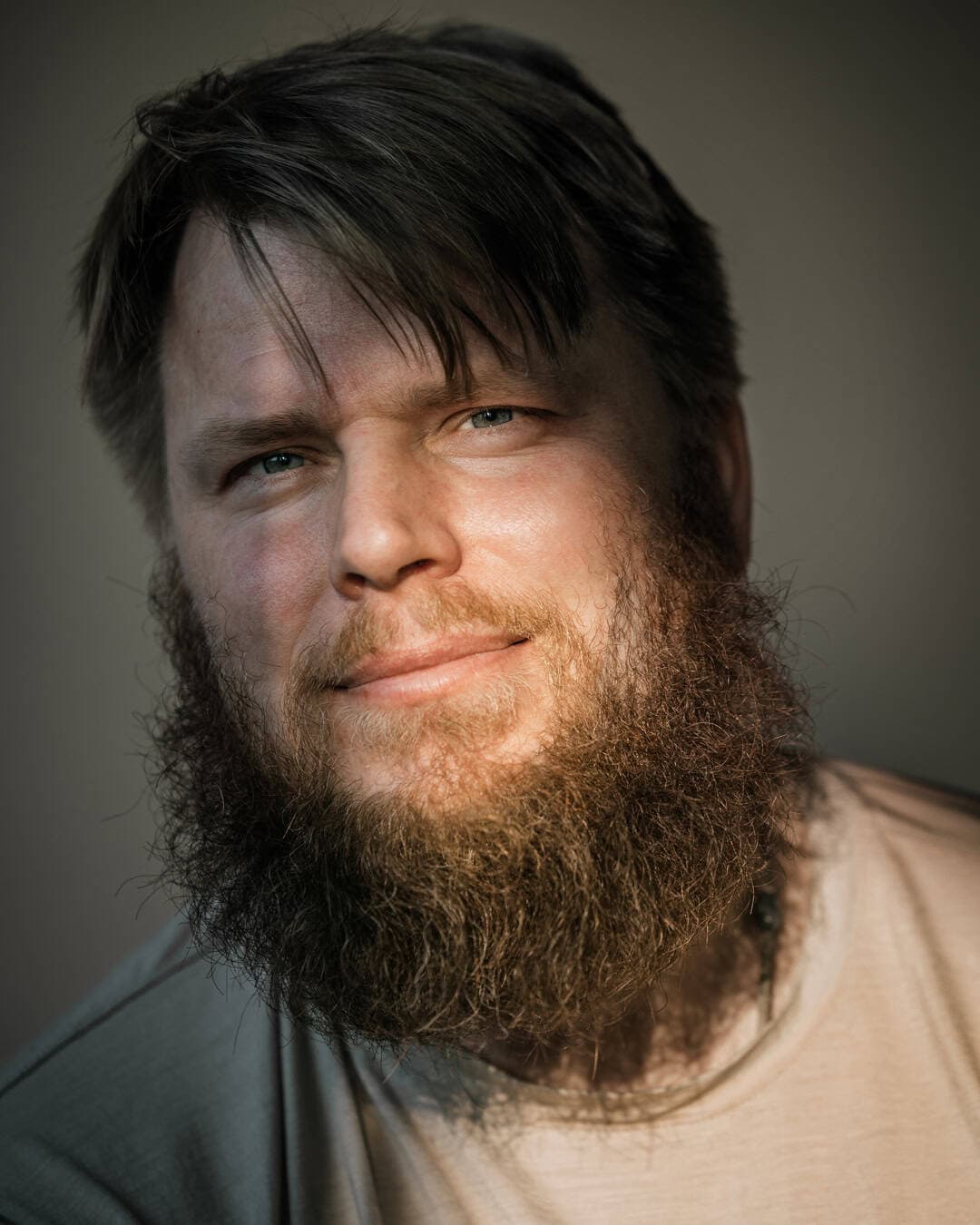 Torsten Gabrielsson sitter i solljuset.