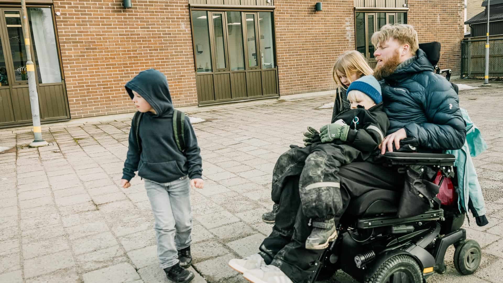 Torsten Gabrielsson på en promenad tillsammans med barnen.