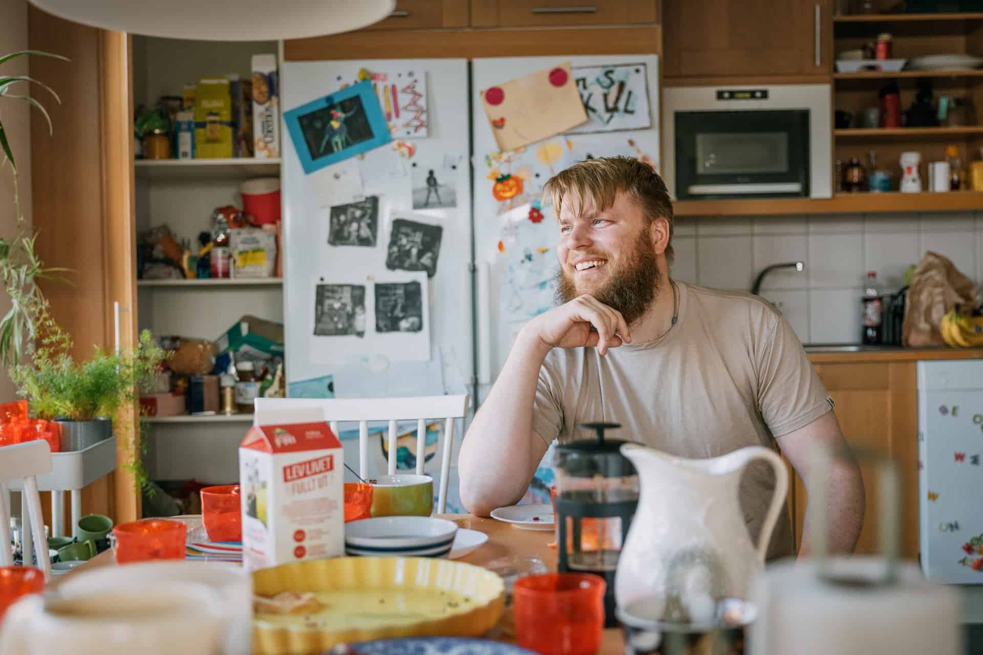 Torsten Gabrielsson sitter vid matbordet i köket.
