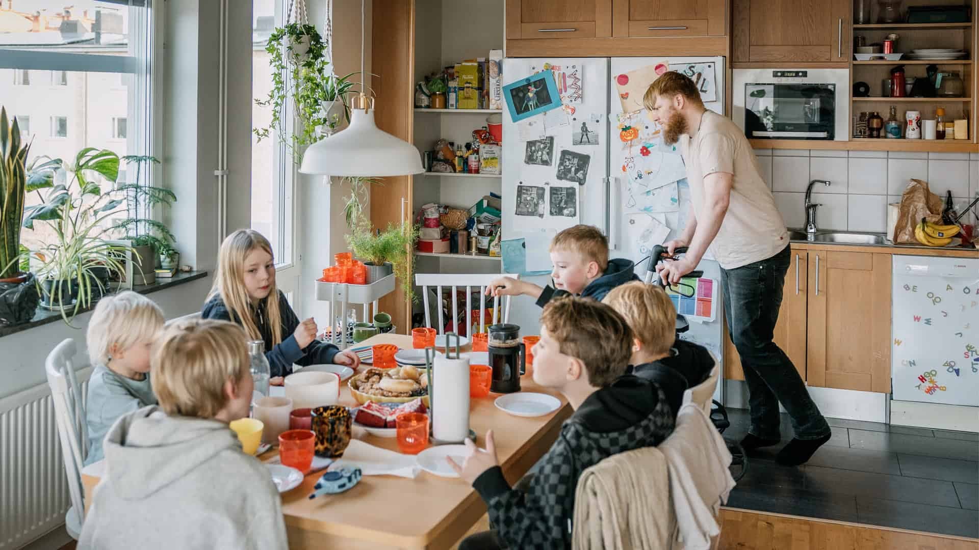 Torsten Gabrielsson tillsammans med barnen i köket.