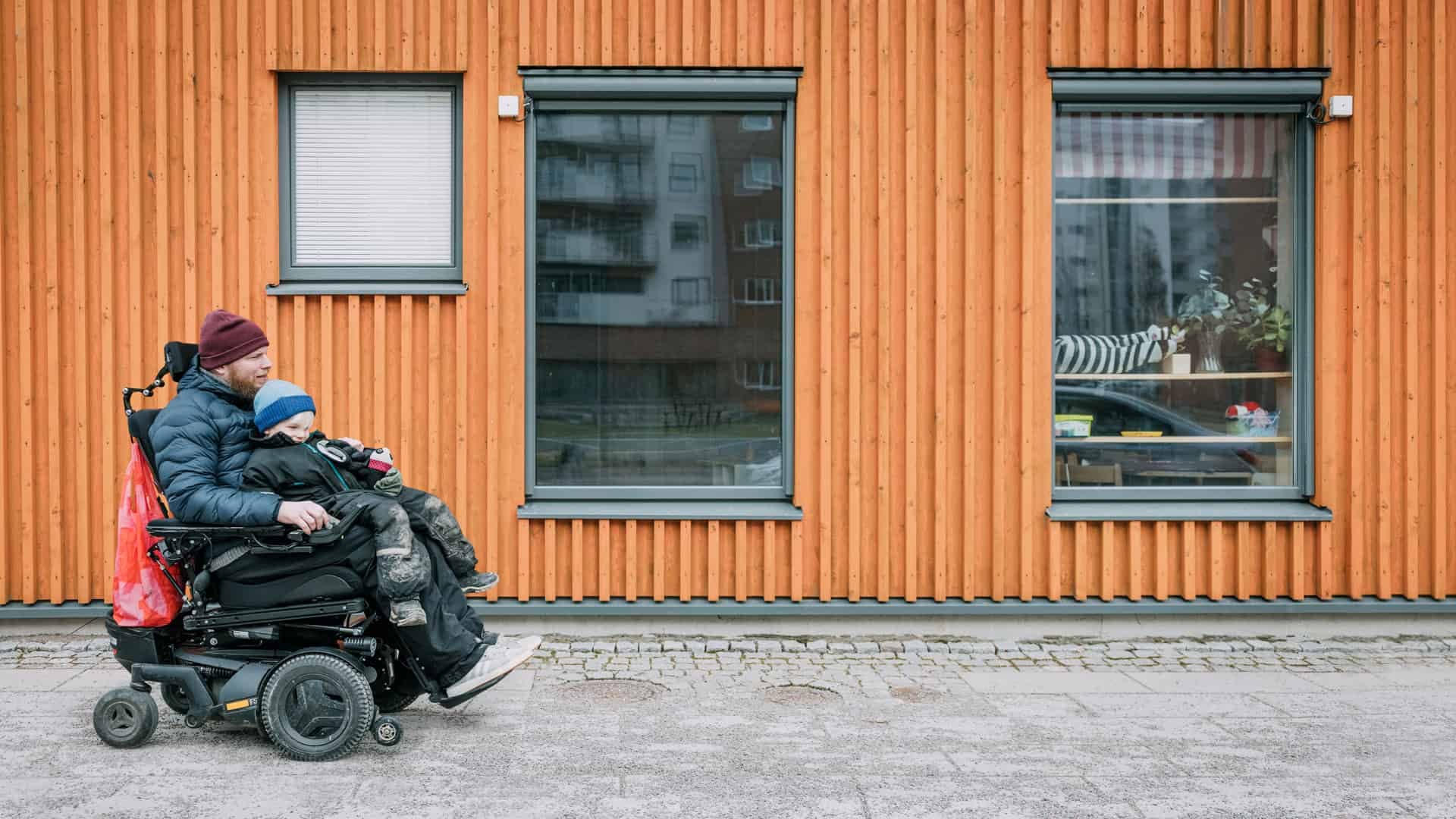 Torsten Gabrielsson tillsammans med sin son på väg hem från skolan.