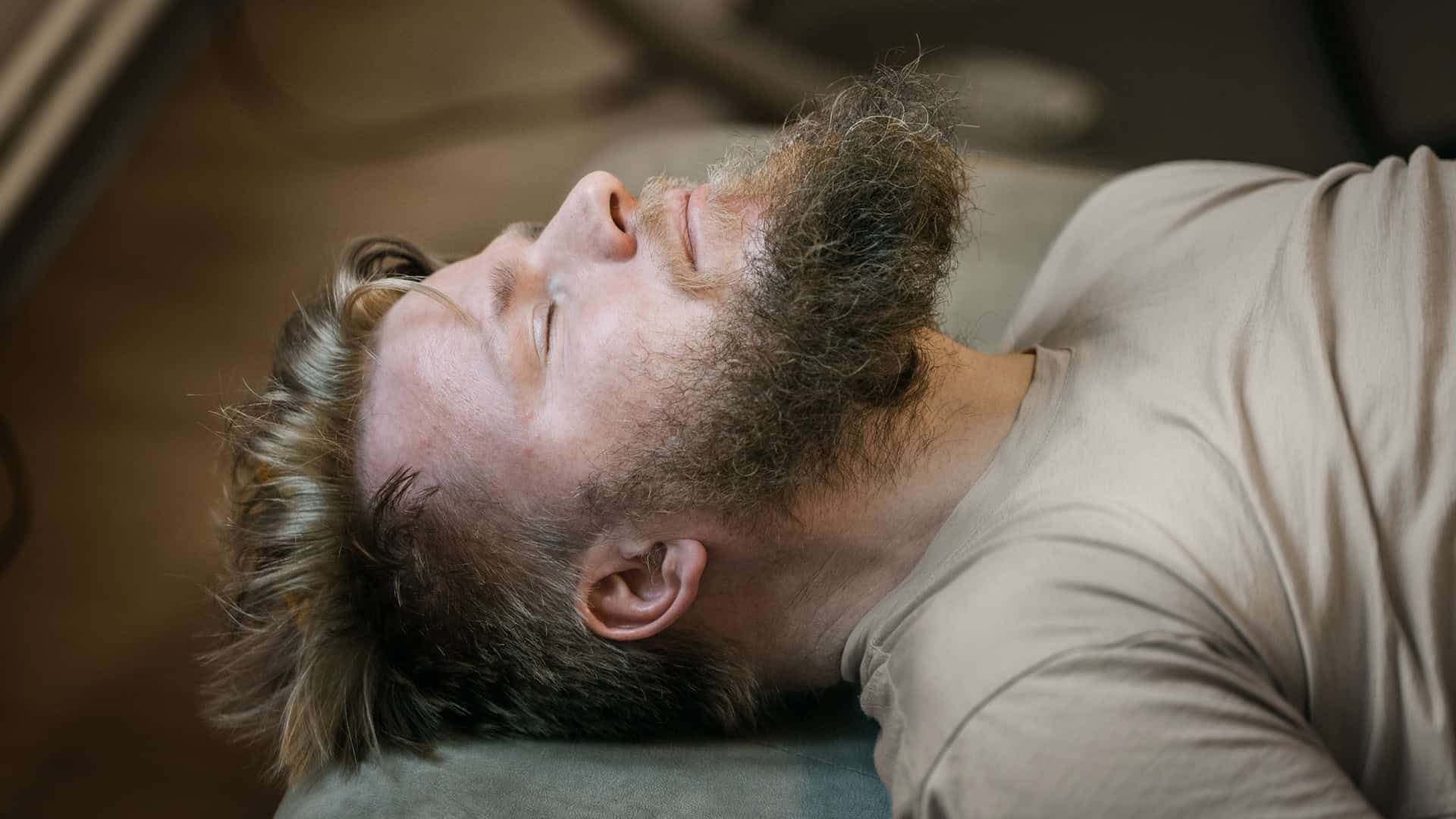 Torsten Gabrielsson ligger och vilar hos sjukgymnasten.