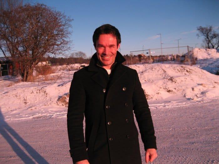 Porträtt av Mats Hallgren som står ute i snön.
