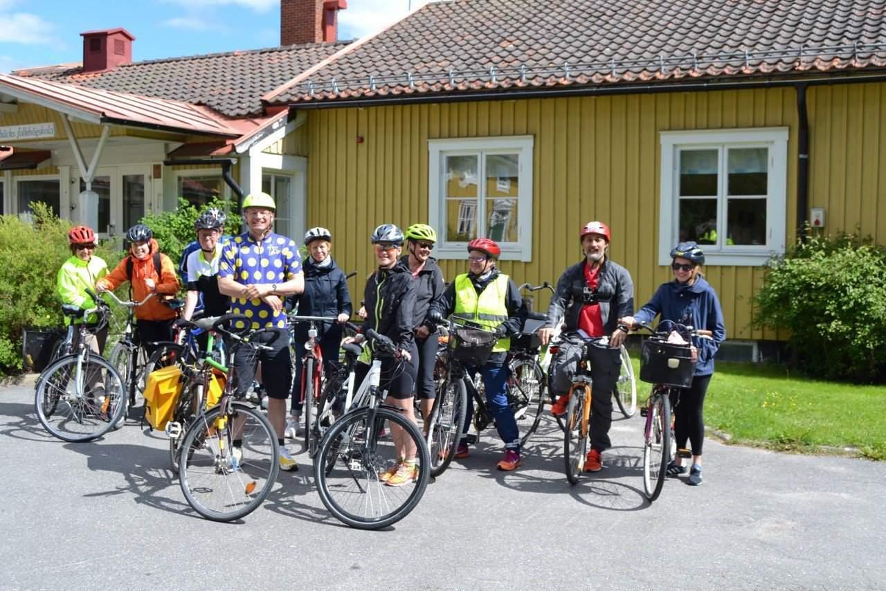 Lisa Kriga och andra forskare står med sina cyklar utomhus.