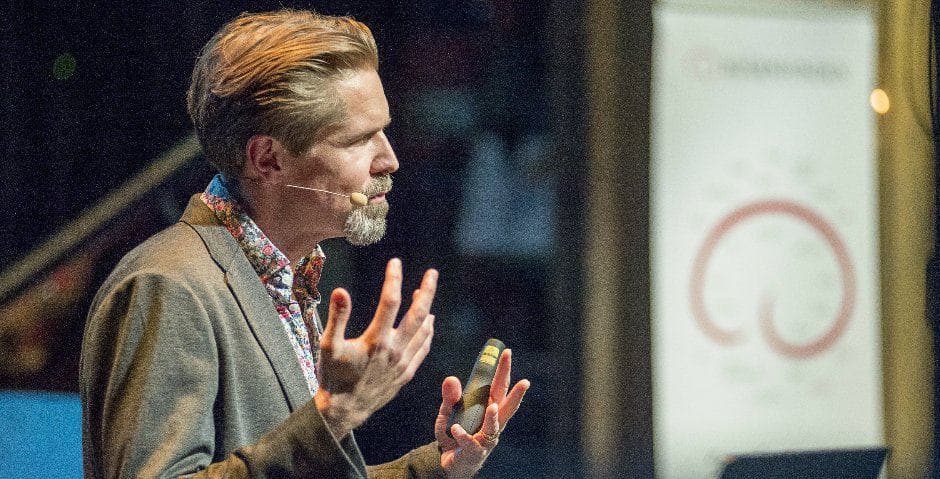 Sven Bölte talar i en mikrofon.