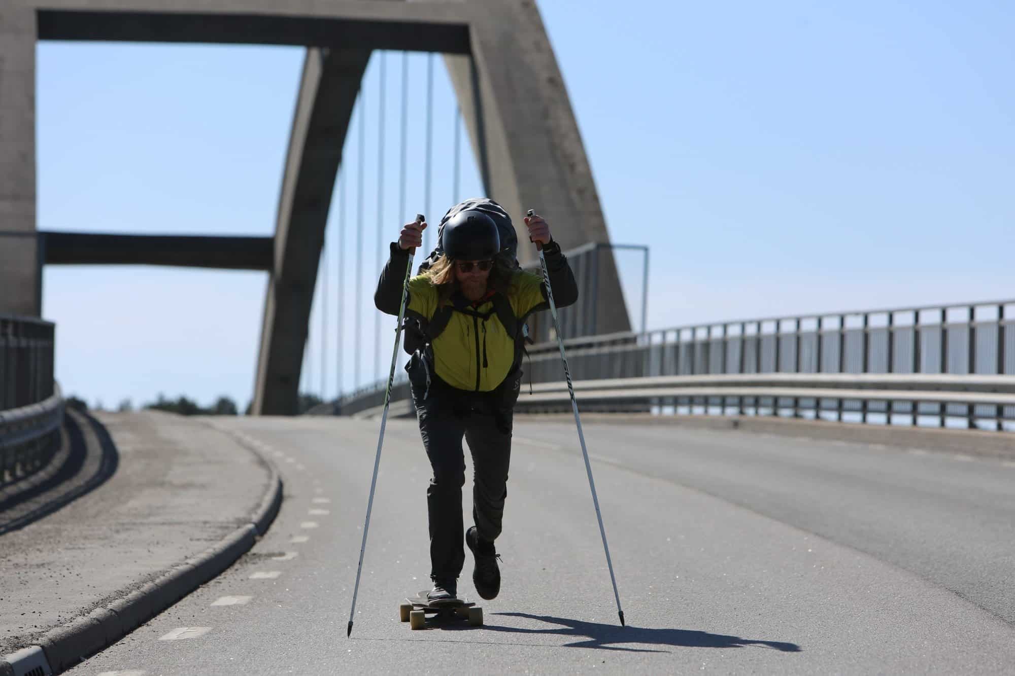 Erik Sander åker longboard över en bro.