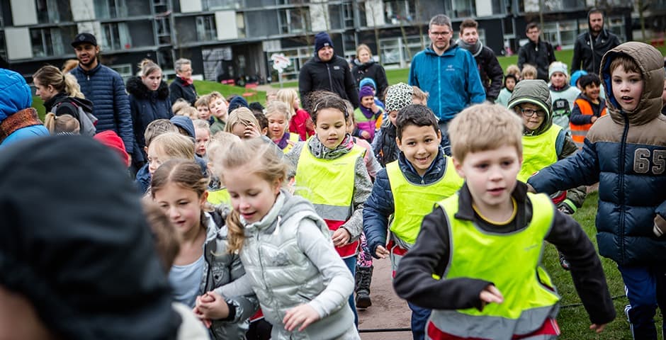 Barn som springer skolloppet