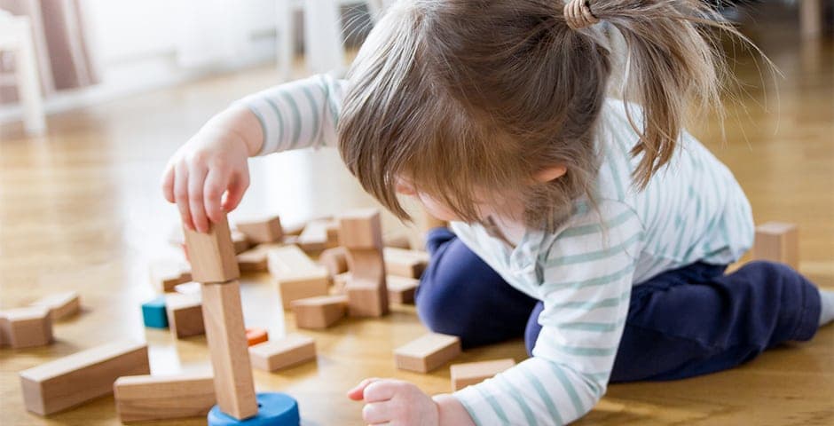 4-årig flicka leker med klossar