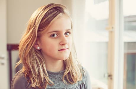 Ung flicka ser sorgsen ut