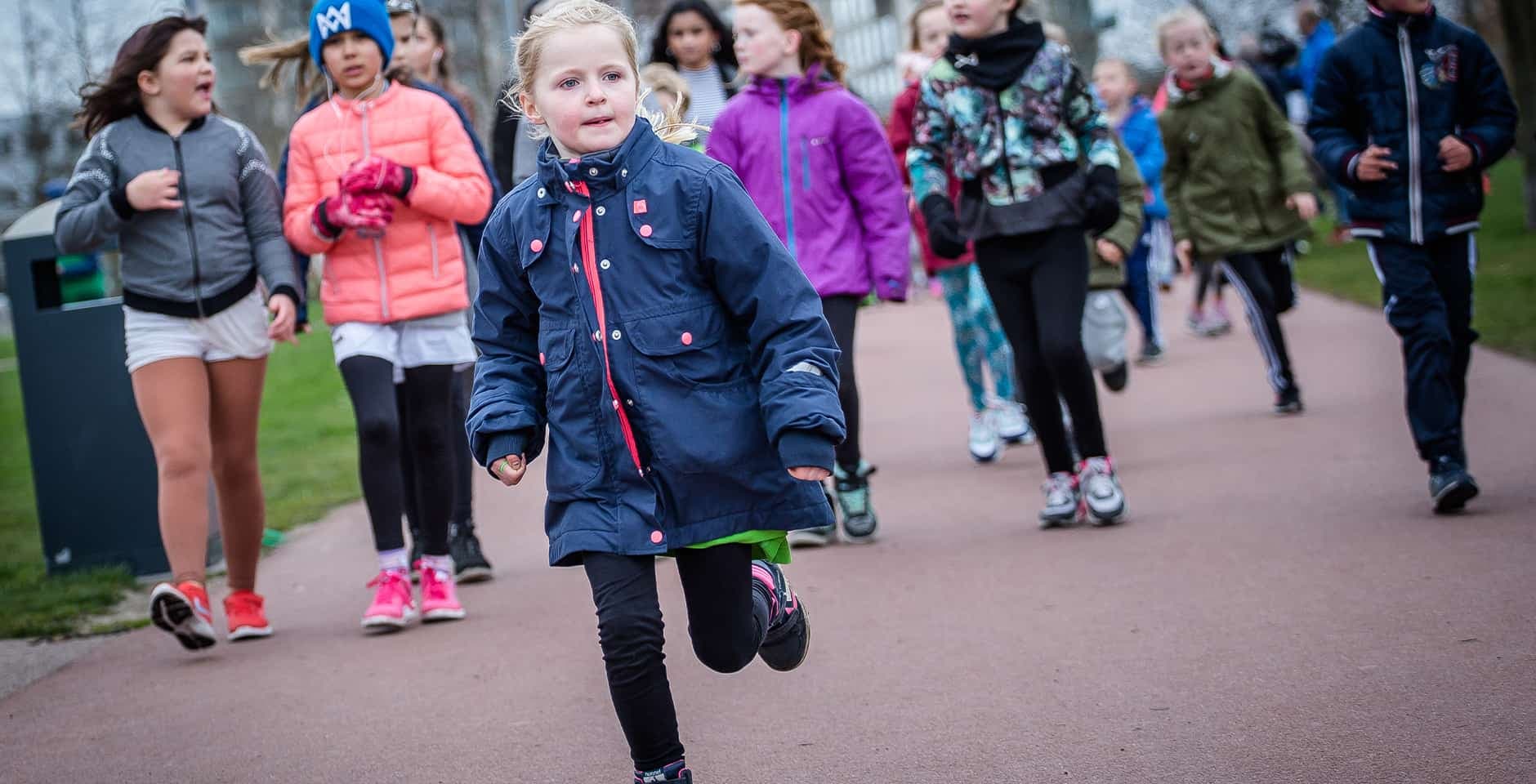 Barn springer skolloppet till stöd för barn