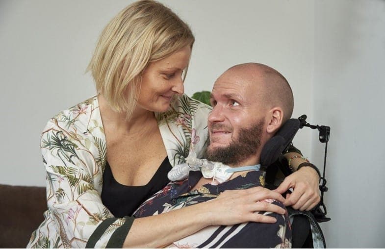 Charlie Hägg med sin sambo som håller om honom.