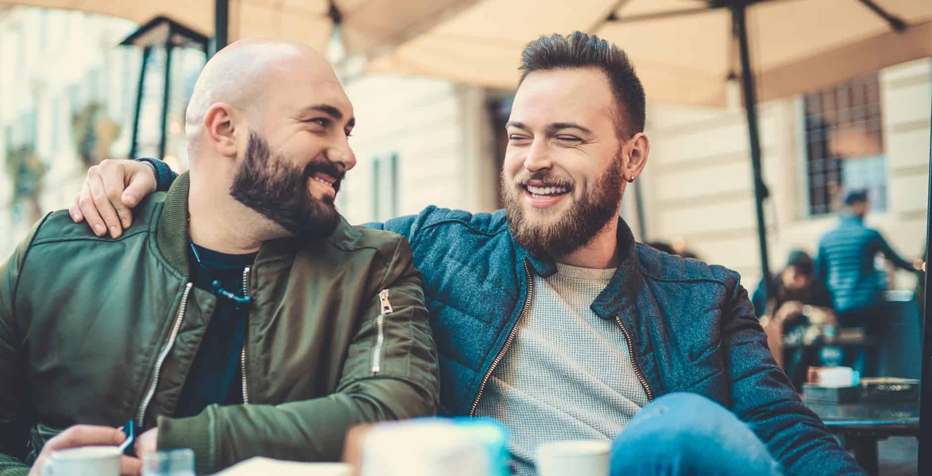 Två vänner dricker kaffe på ett café