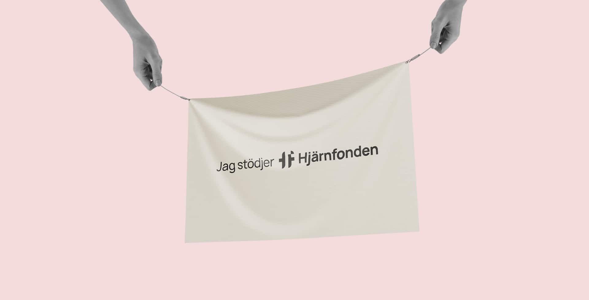 Ett kollage där två händer håller i en flagga med en Jag stödjer Hjärnfonden-logotyp.