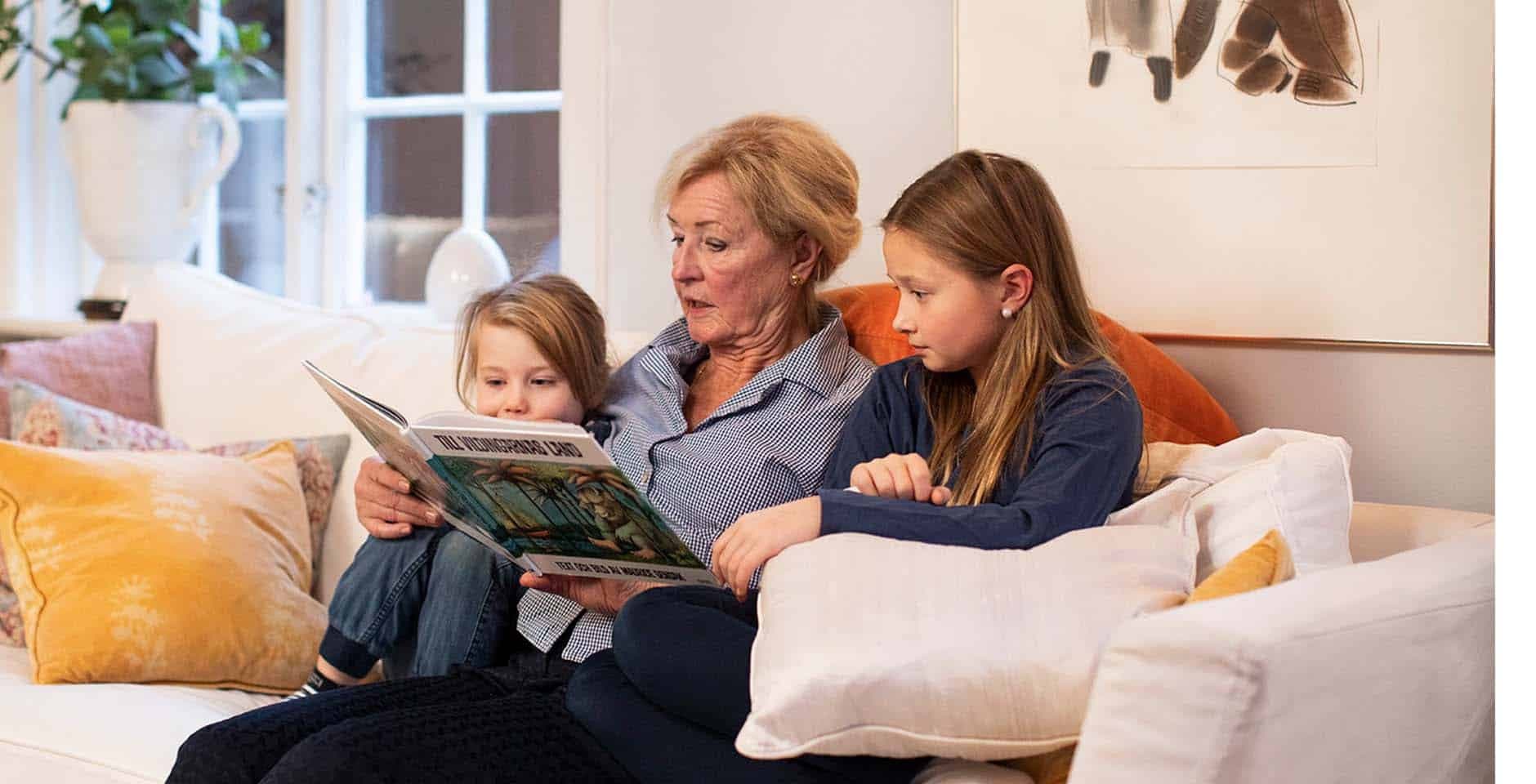 Mormor läser en saga för sina barnbarn