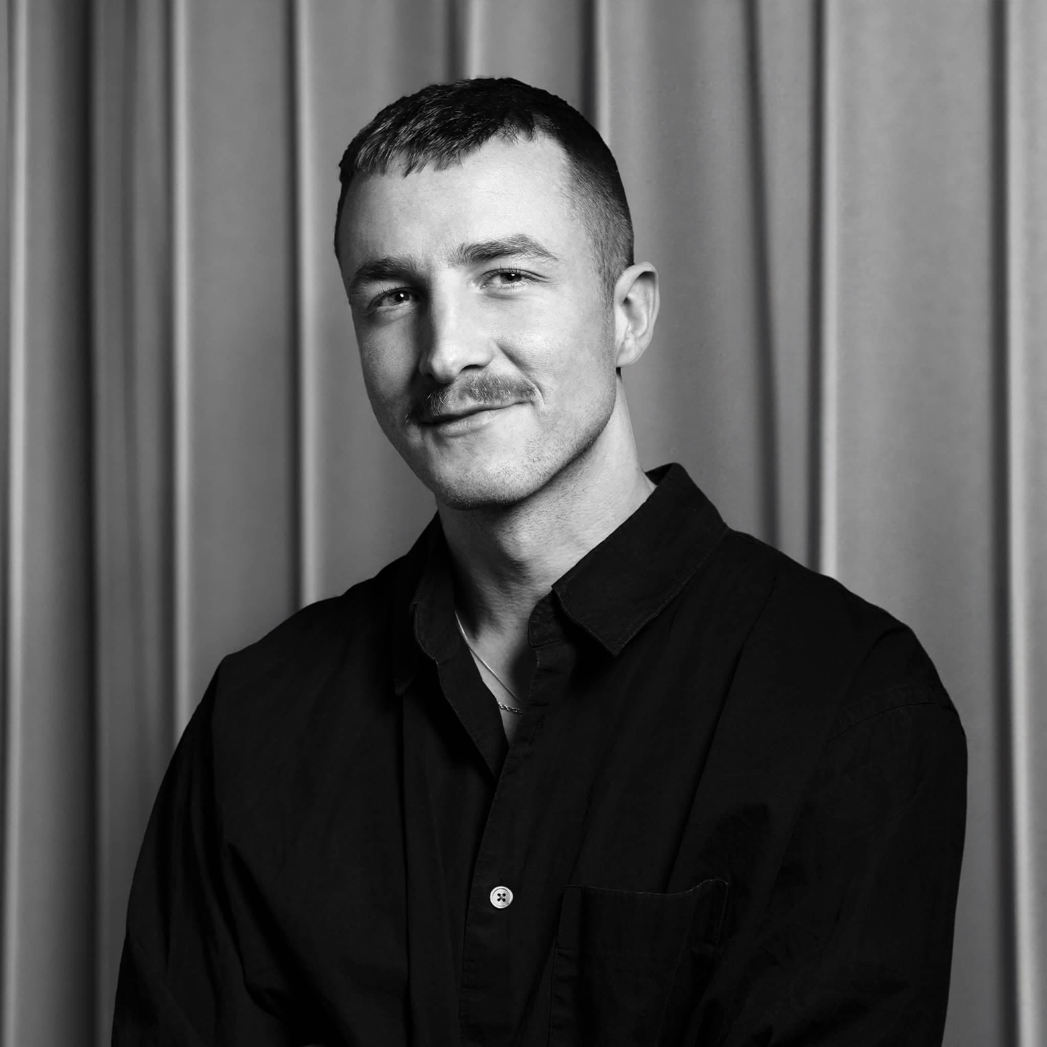 Porträtt på Elias Lividikos, kreativt ansvarig på Hjärnfonden.