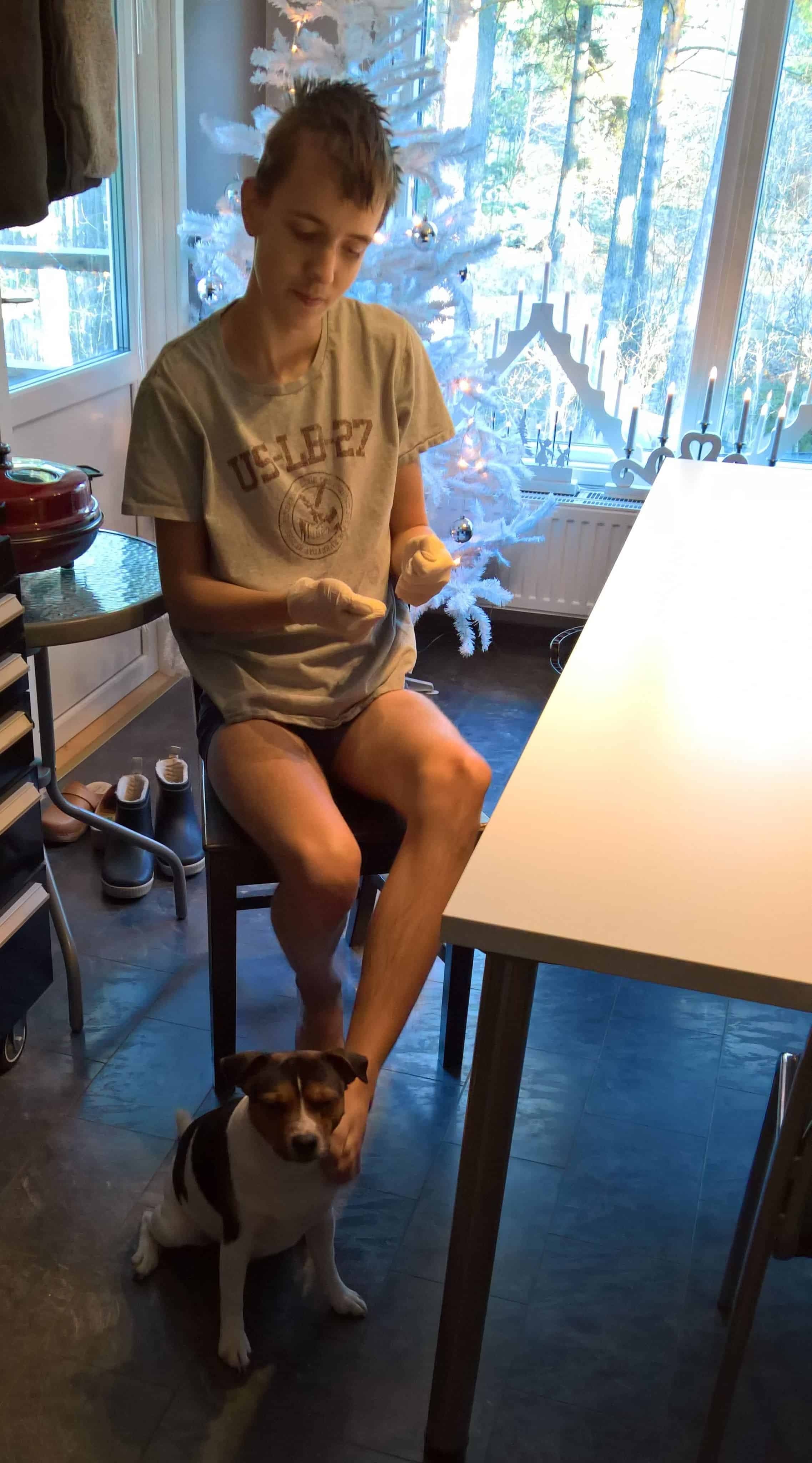 En mycket smal Martin Vestman sitter vid ett köksbord.