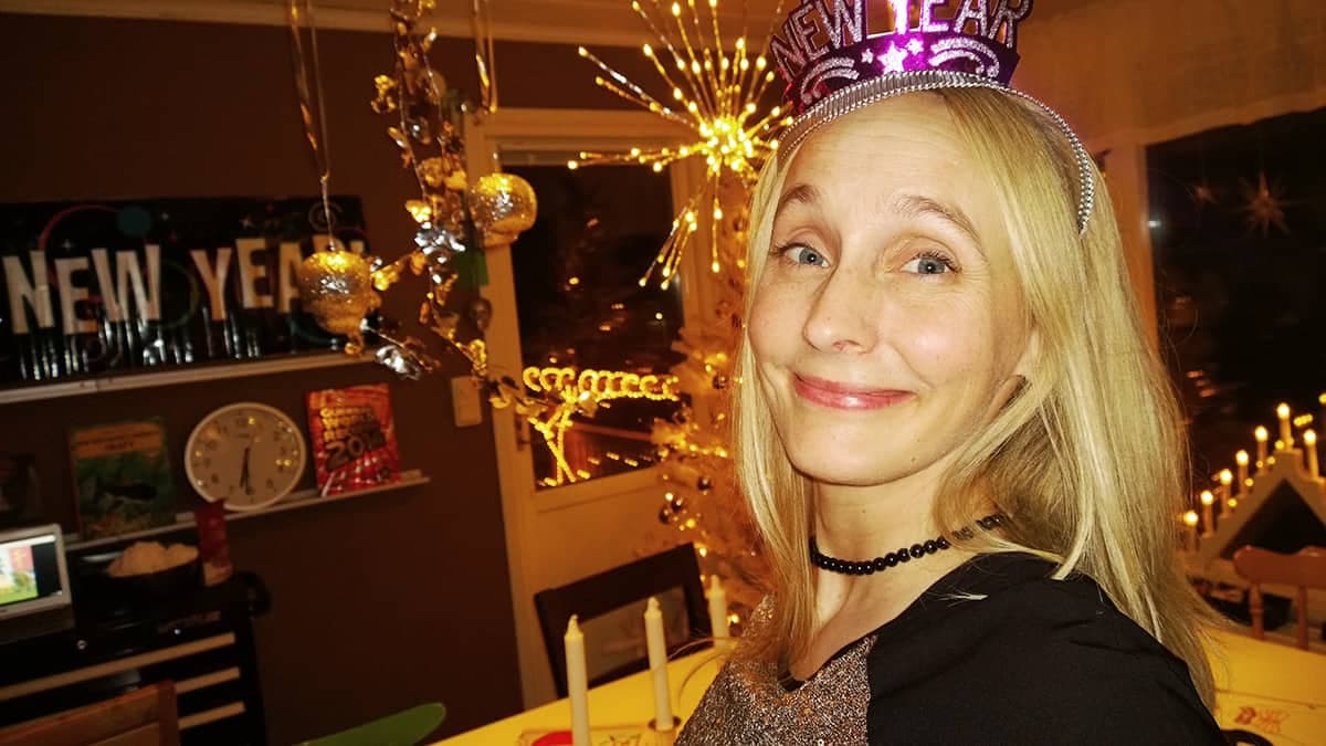Leende kvinna på nyårsafton.