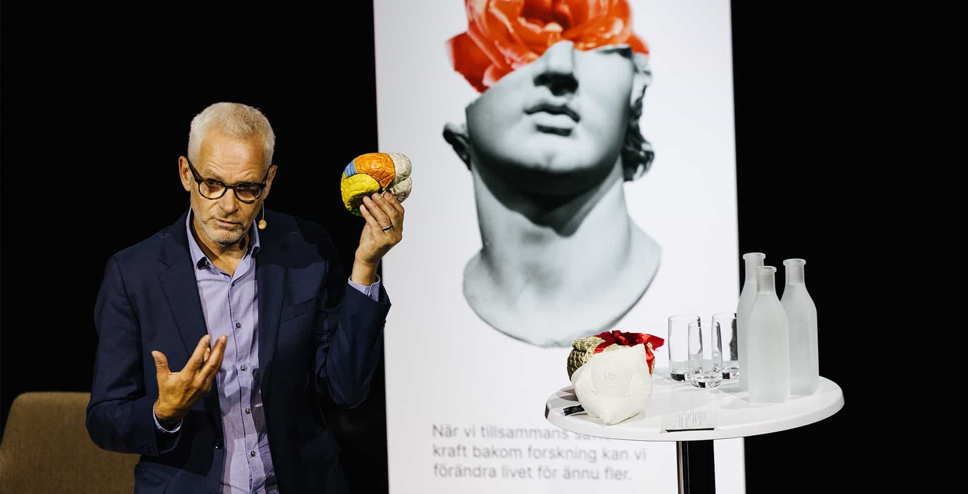 Mats Lekander står på en scen under Hjärnans Dag 2022 och föreläser om Hälsoångest i pandemins spår.