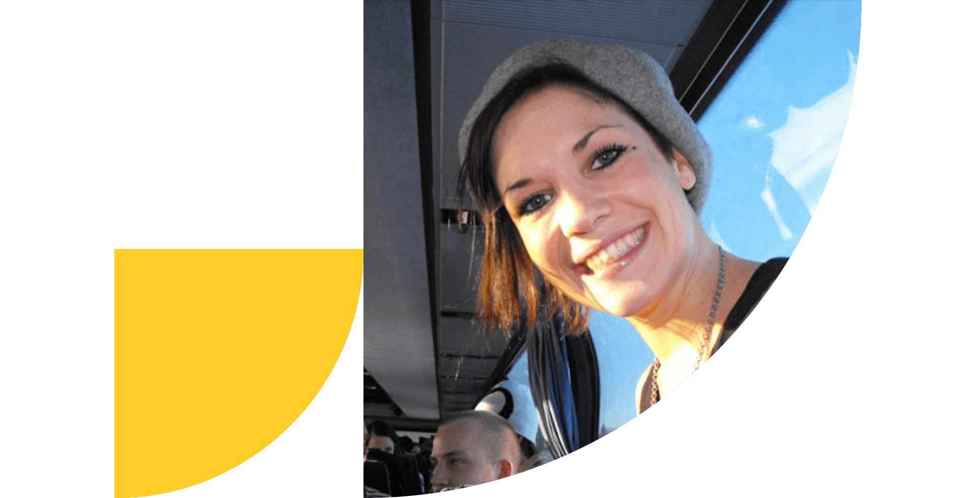 En bild på en ung Marie på en buss