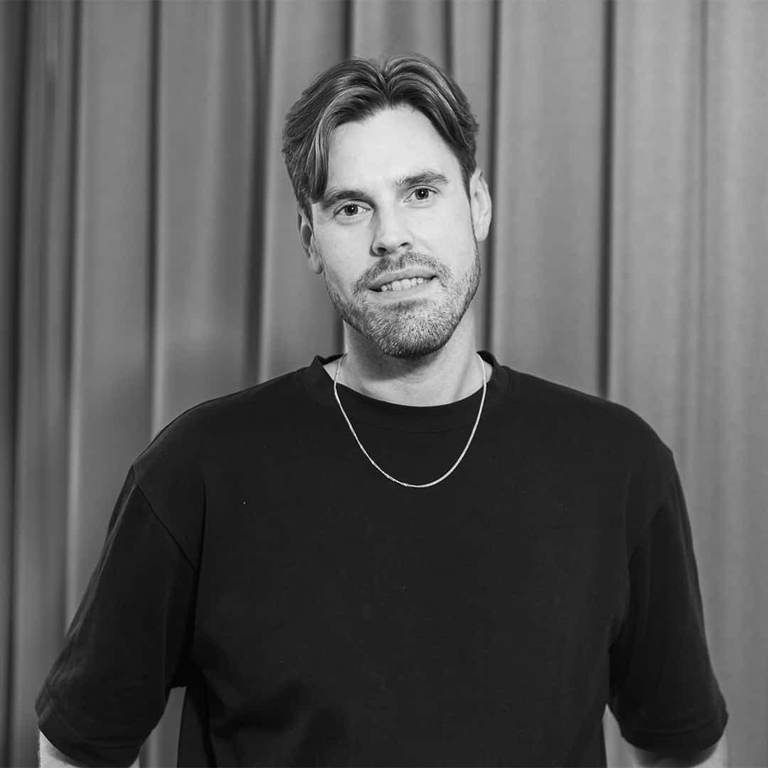 Porträttfoto på Fredrik Sandevärn som är Social Media Creative på Hjärnfonden