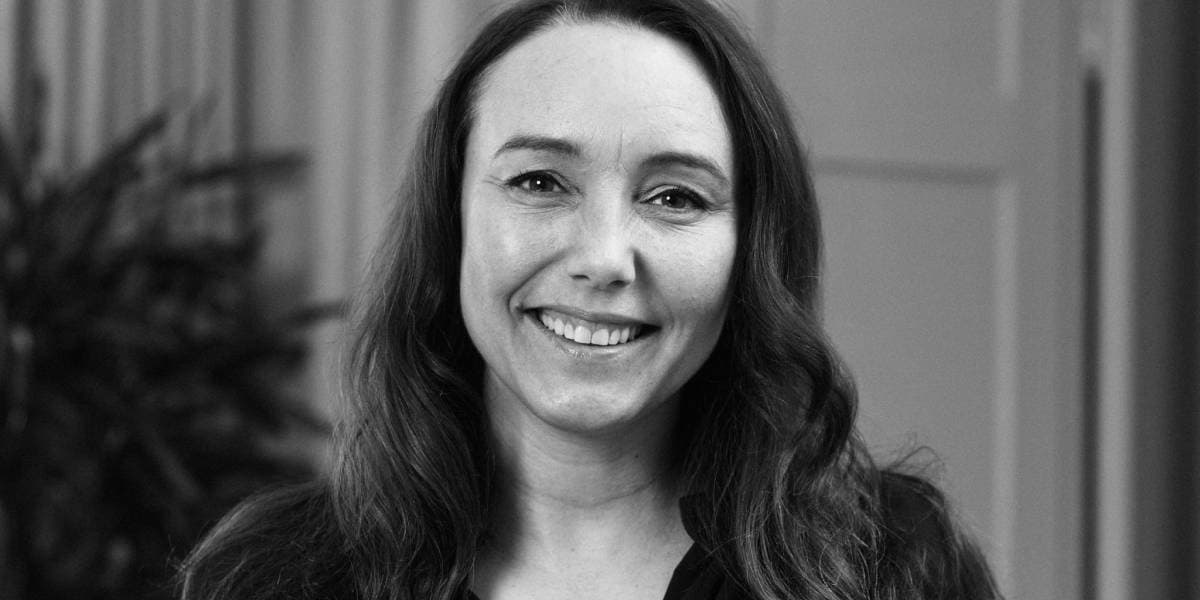 Porträttfoto på Emma Cajander som är ansvarig för företagskunder och samarbeten på Hjärnfonden