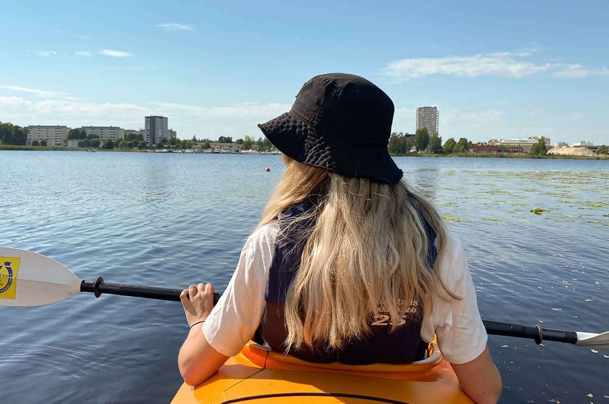 Victoria Sandsjoe är en av Sveriges yngsta ALS-patienter. Här paddlar hon kajak.