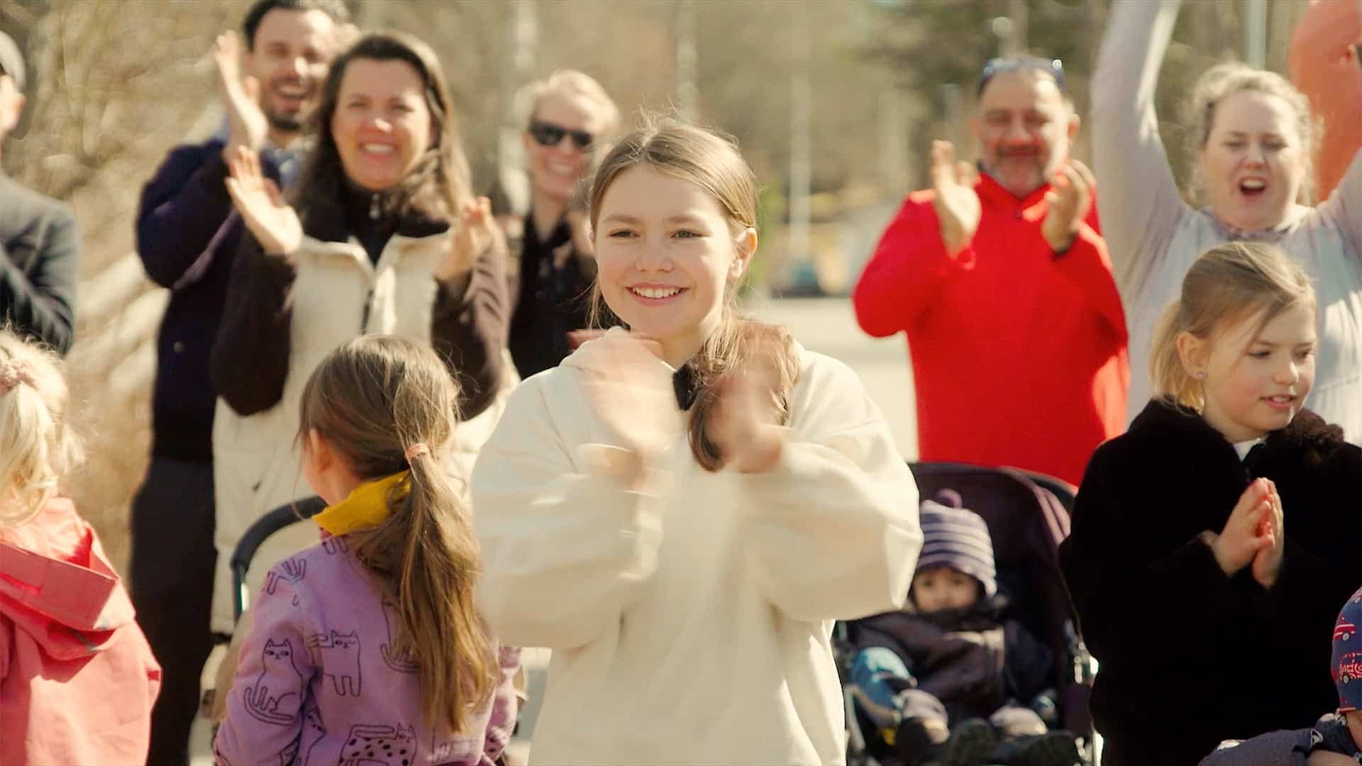 Bild på barn som tackar deltagare i skolloppet för deras engagemang.
