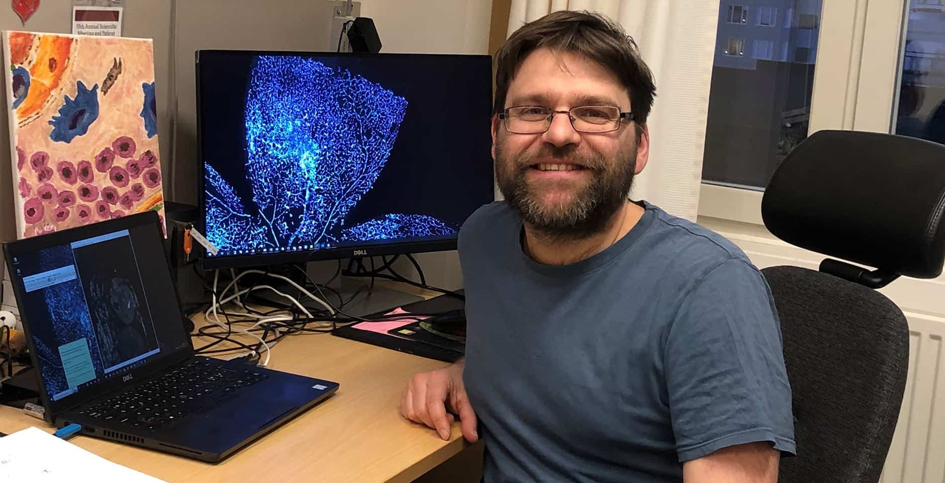 Hjärnforskaren Ross Smith vid sitt skrivbord