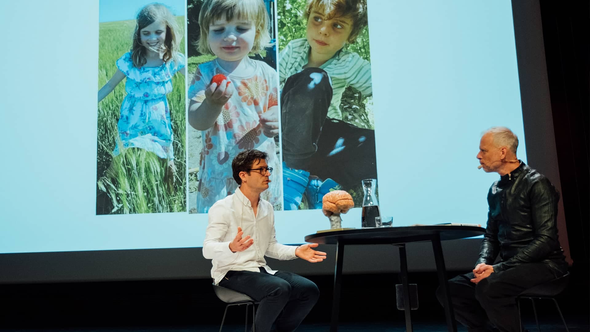 David Larsson Heidenblad pratar med moderator Fredrik Berling om sin autistiske son Jacob på Barnhjärnans Dag 2023.