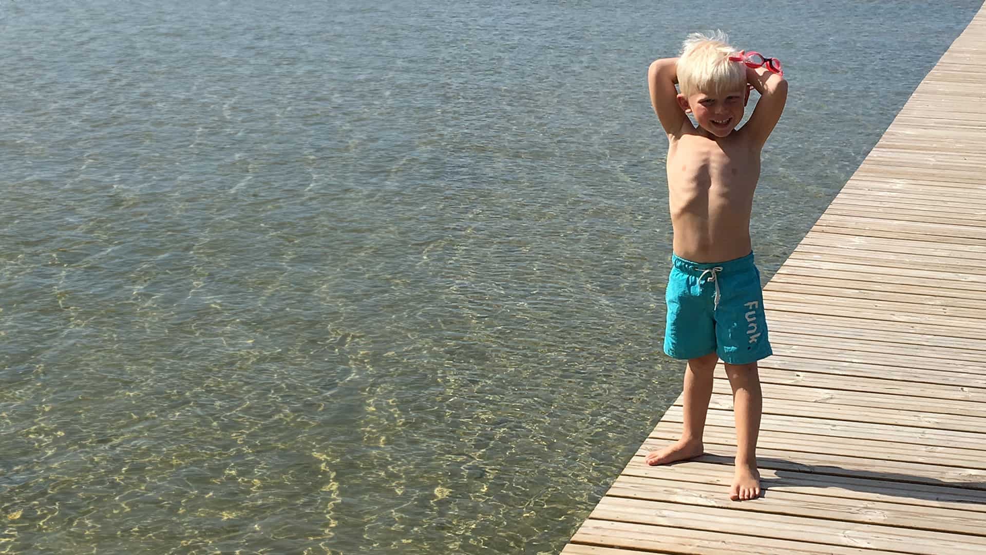 Johanna Bösseborns son Gustav som står på en brygga vid vatten när han var liten.