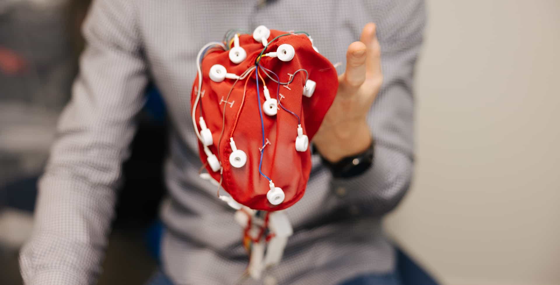 Jonathan Cedernaes håller i en röd mössa med elektroder.