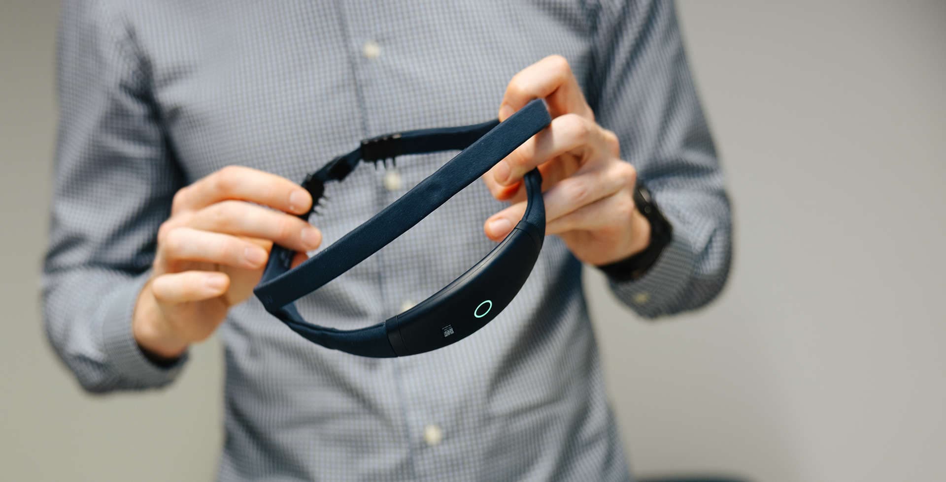 Jonathan Cedernaes håller i ett svart silikon pannband med inbygga elektroder.