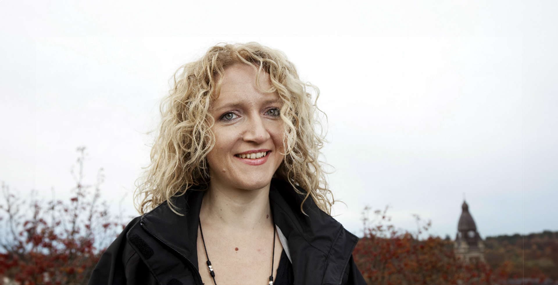 Porträtt på Suzanne Dickson i utomhusmiljö. Höst.
