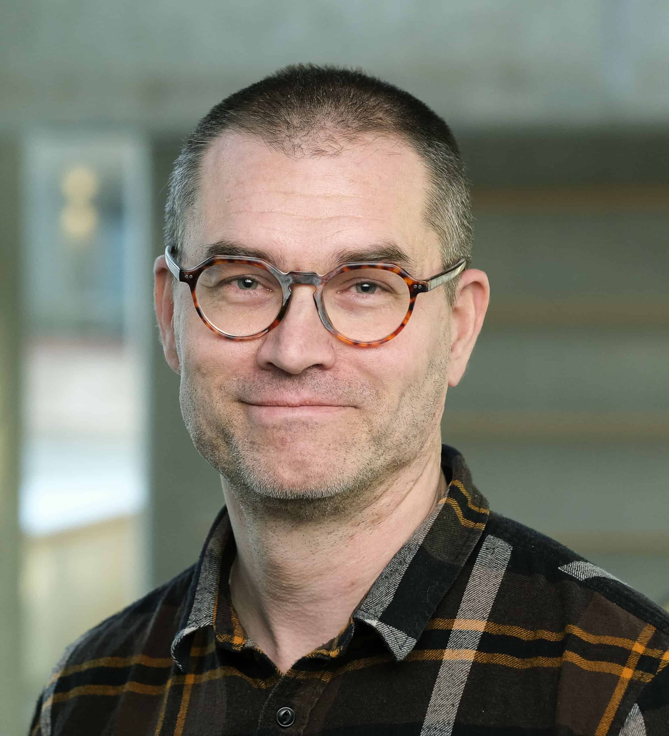 Porträtt av Pål Stenmark, professor vid Stockholms universitet.