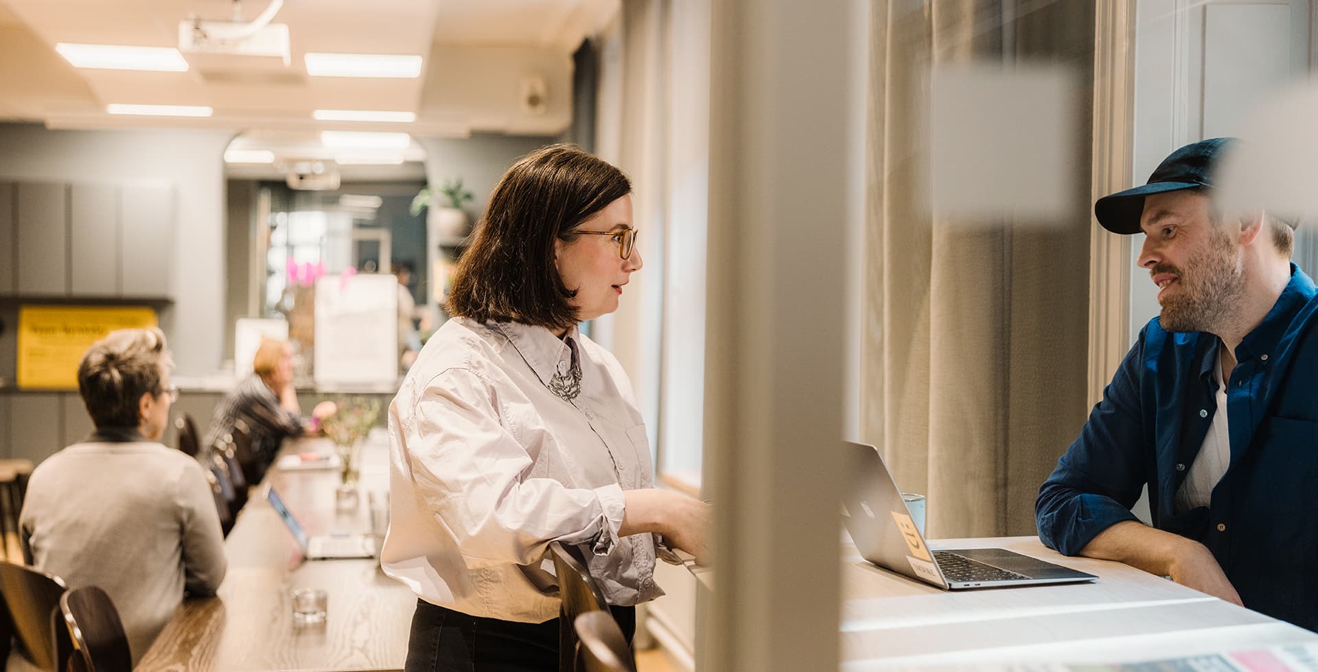 En bild på Caroline Attalides pratandes på kontoret – hon jobbar med egna insamlingar på Hjärnfonden.