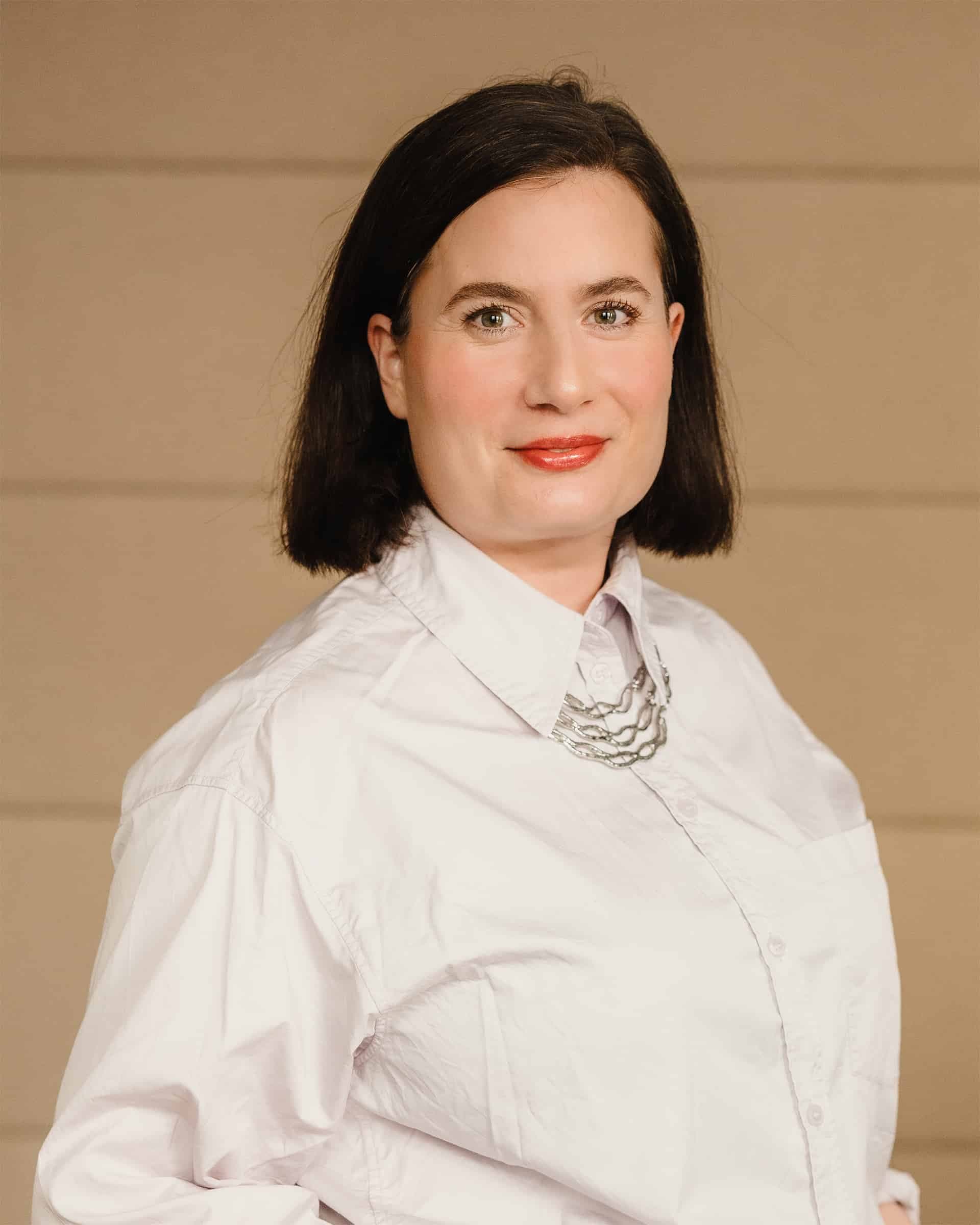 Porträtt på Caroline Attalides som jobbar med egna insamlingar på Hjärnfonden.