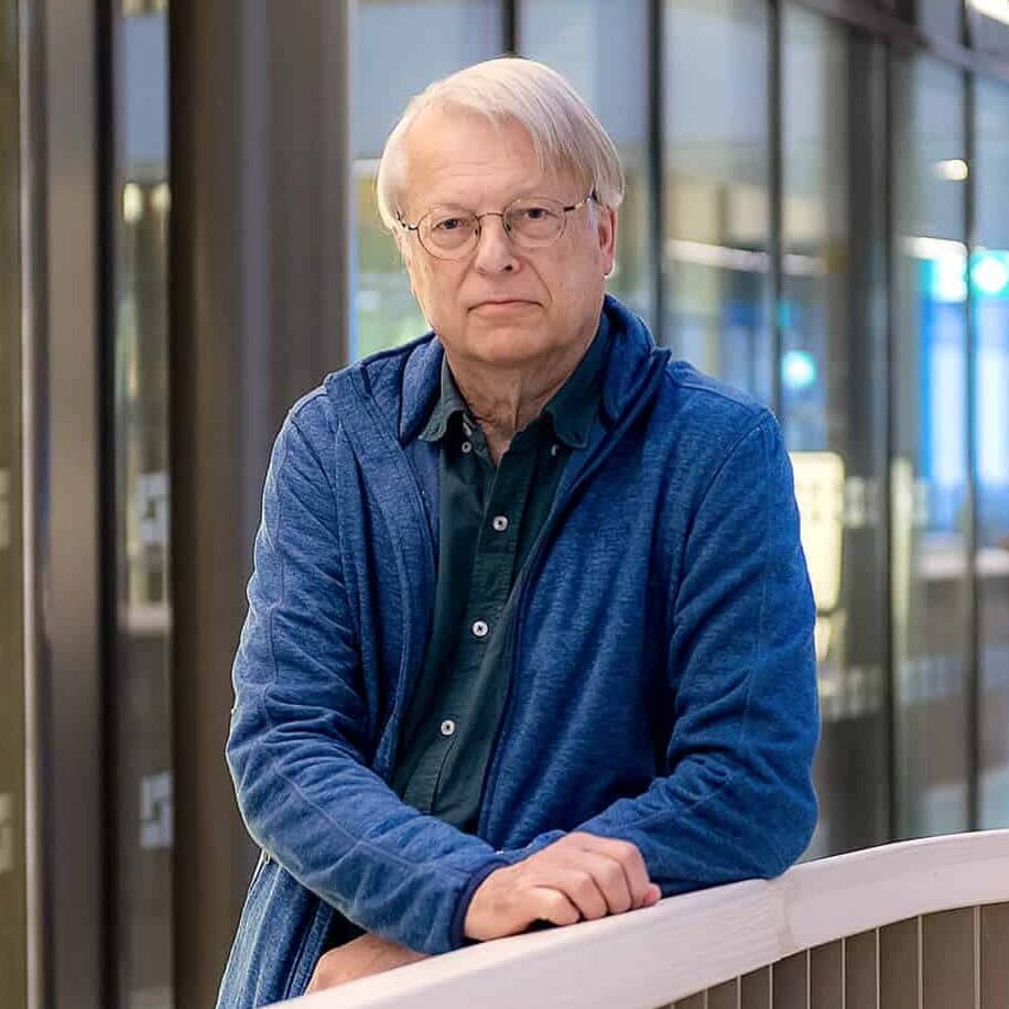 Porträtt på hjärnforskaren Lars Olson i universitetsmiljö.