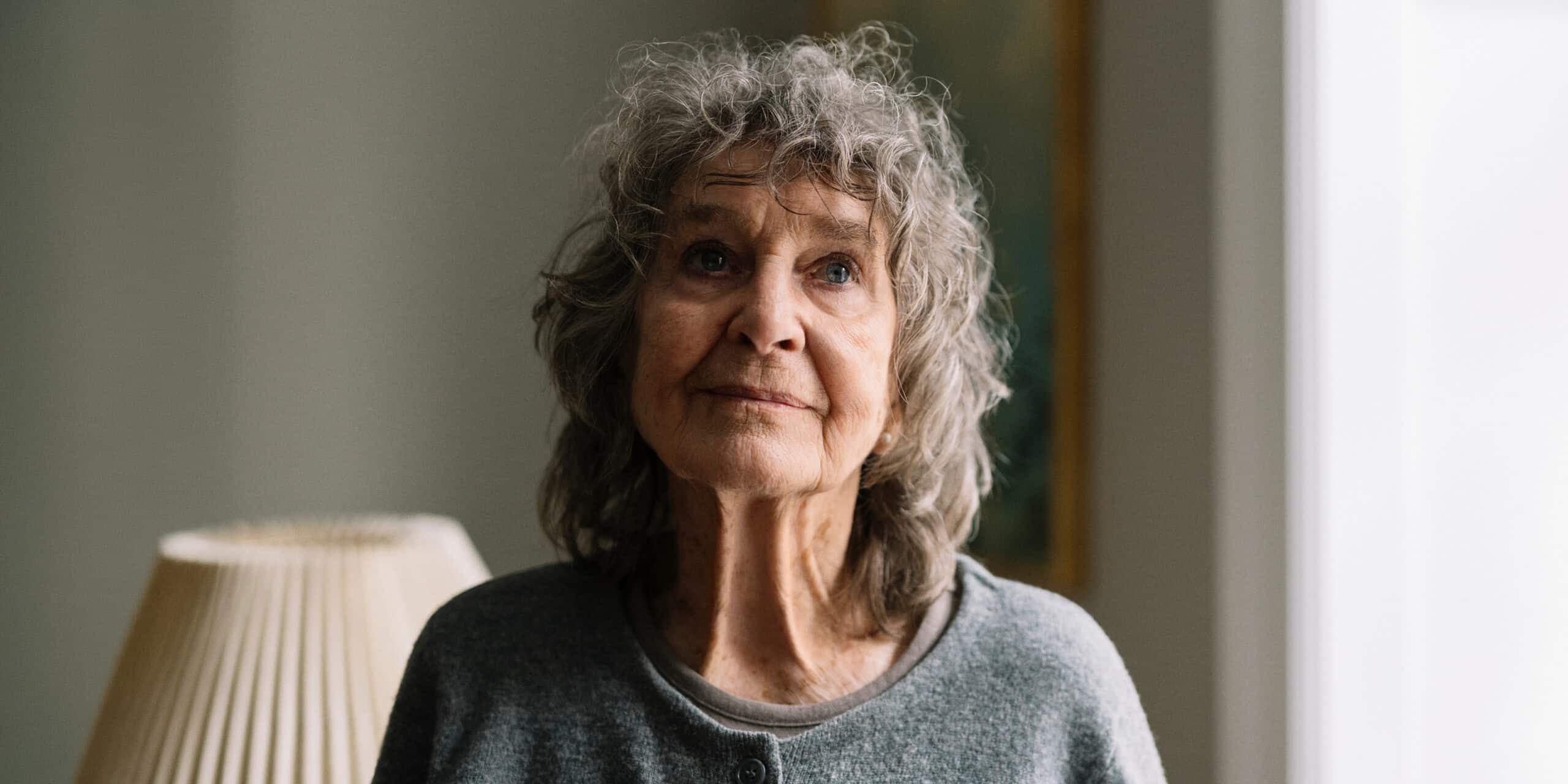 Siw Malmkvist vid fönstret i vardagsrummet.