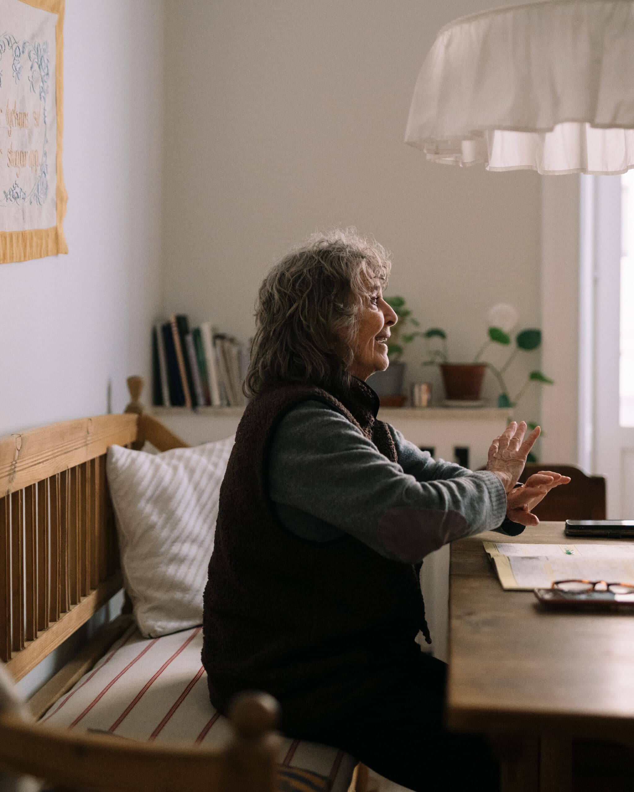 Siw Malmkvist vid köksbordet