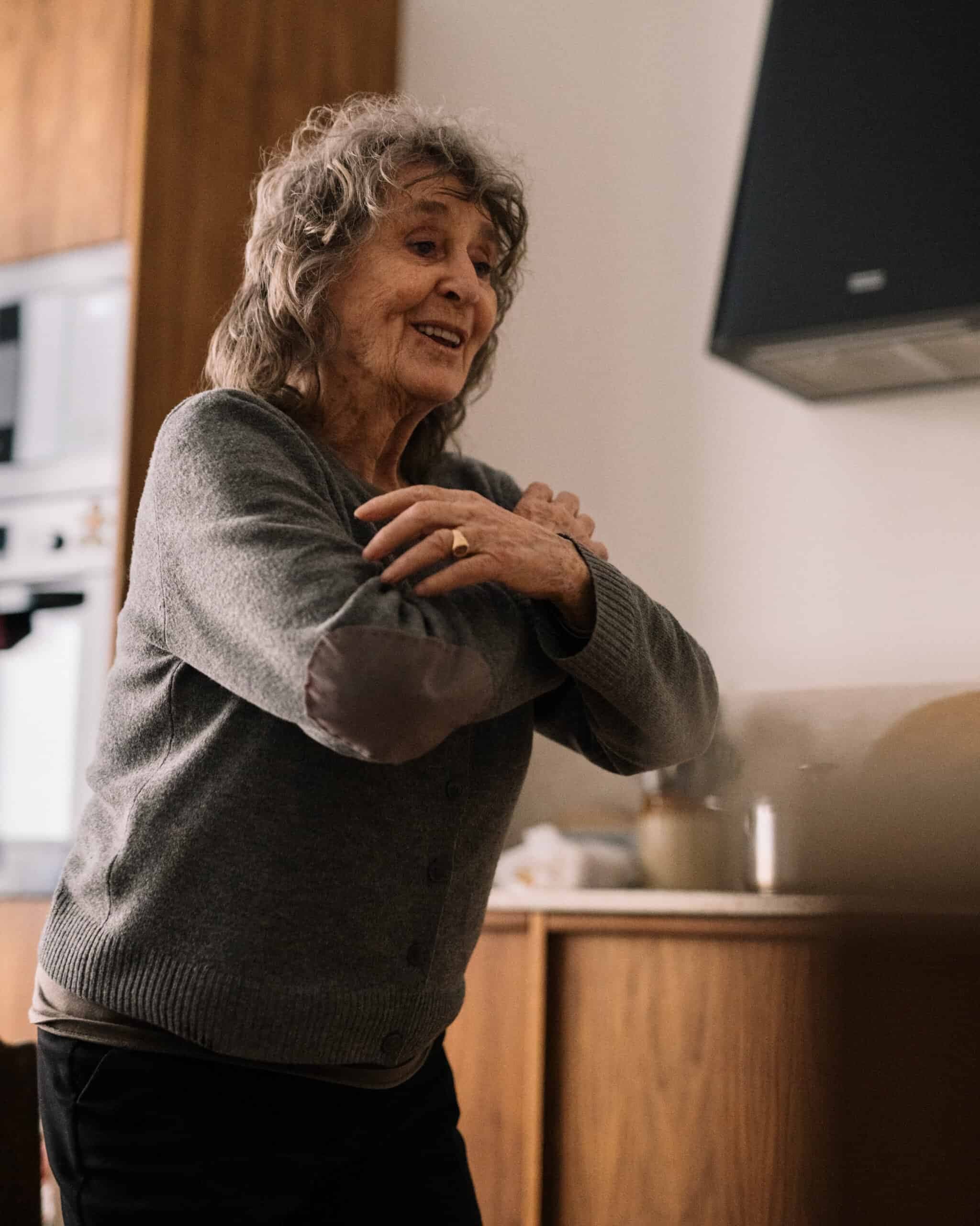 Siw Malmkvist tränar i köket.