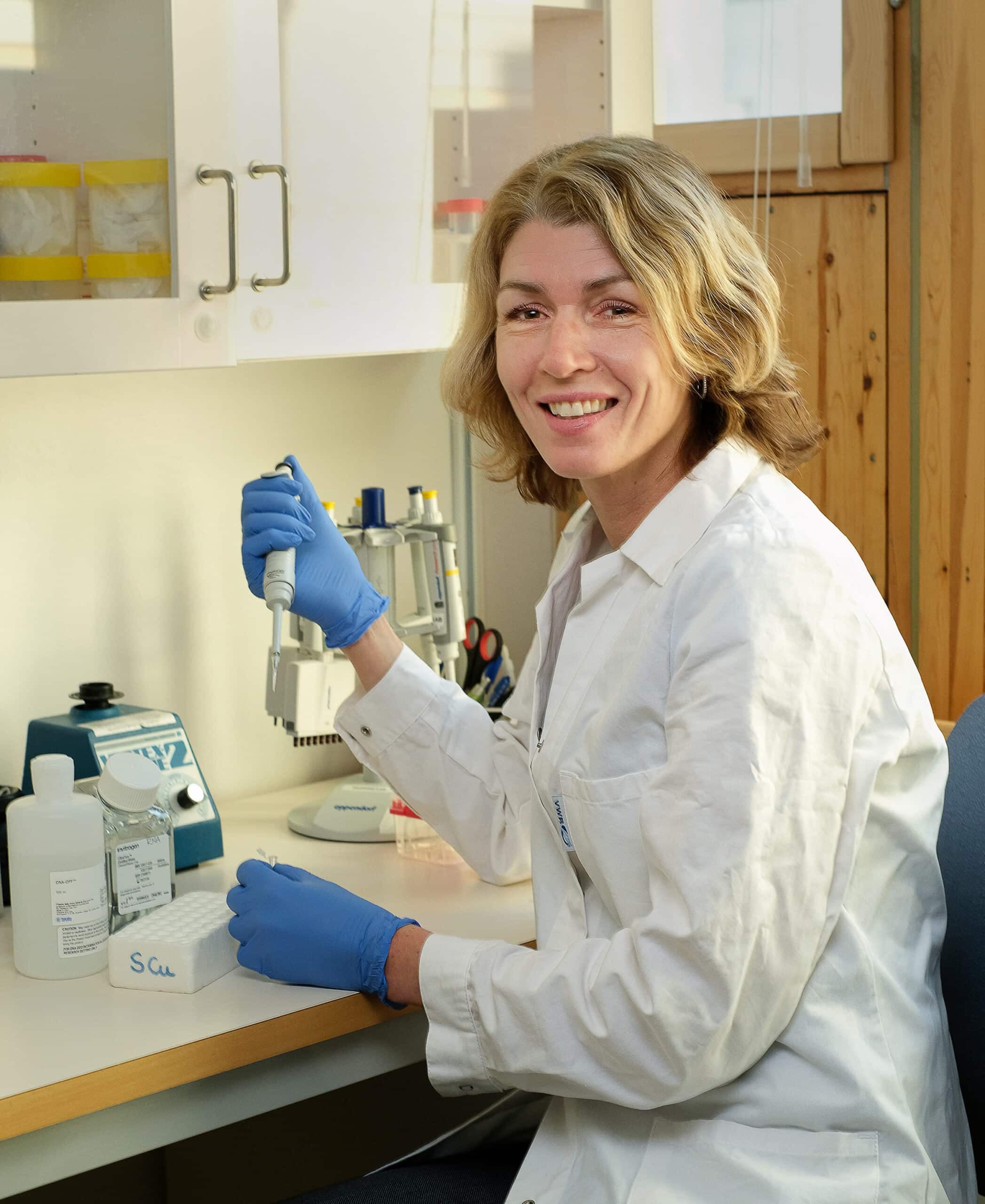Eva Hednlund, professor i neurokemi, forskar om ALS vid Stockholms universitet. Foto: Sören Andersson.