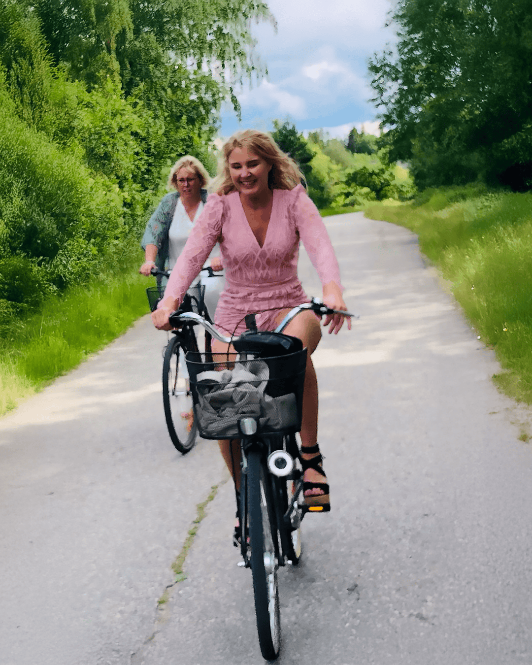 Johanna cyklar på en landsväg tillsammans med en vän.