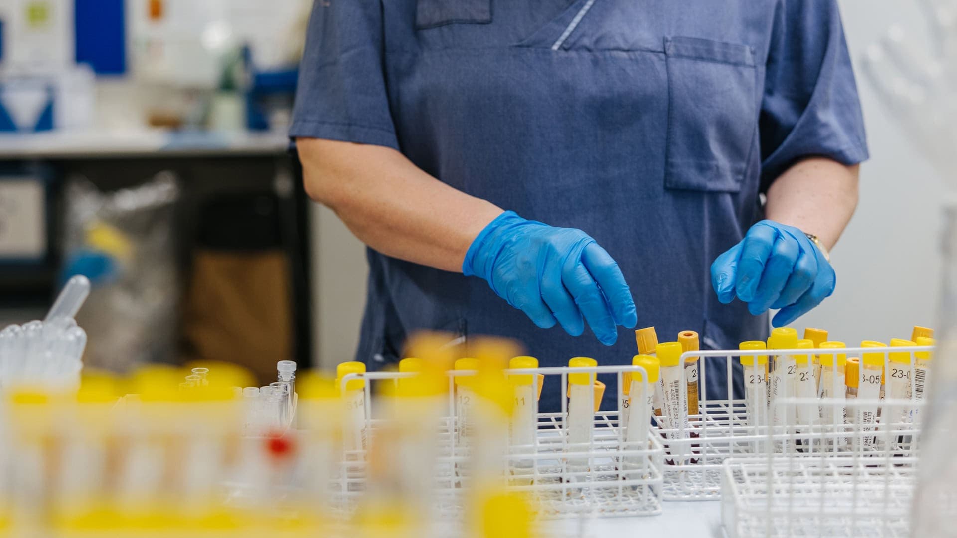Anja Finn, biomedicinsk analytiker på Caroline Ingres labb, har analyserat prover från mer än 500 ALS-patienter.