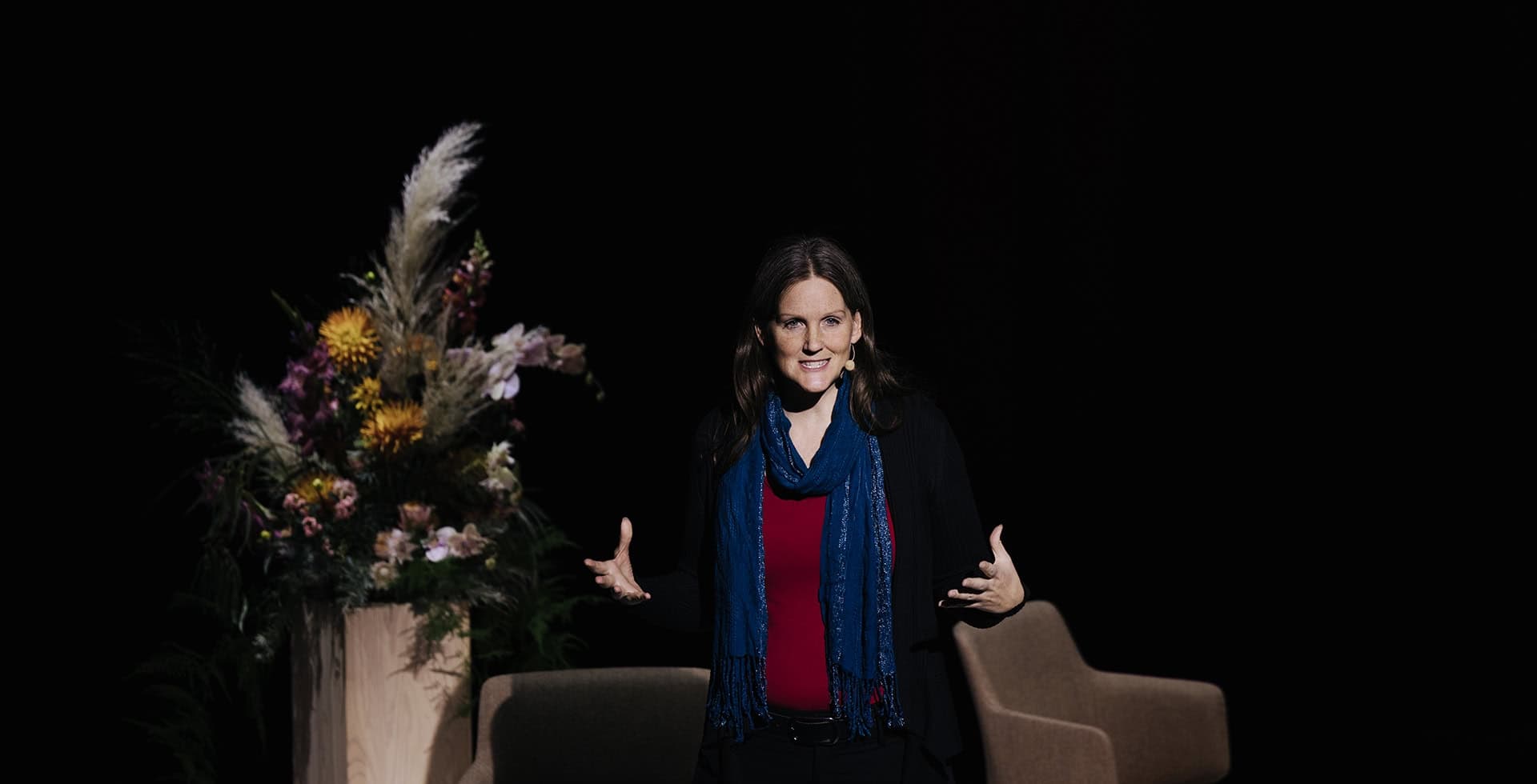 Gabriella Wejlid föreläser på scenen under Hjärnans Dag 2022.
