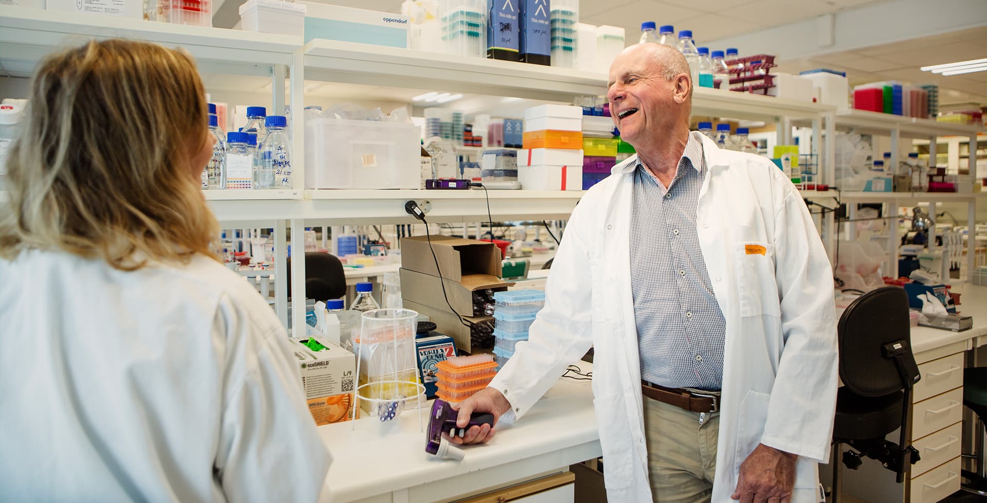 Professor Lars Lannfelt i sitt laboratorium, vars forskning ligger till grund för alzheimerläkemedlet Leqembi (lecanemab), nyligen godkänt av EU. Upptäck mer om hur monoklonala antikroppar kan bromsa Alzheimers sjukdom.