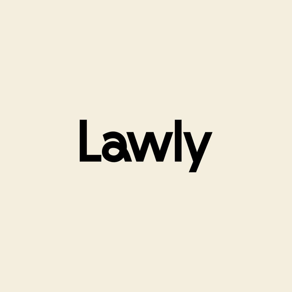 Lawlys logotyp mot beige bakgrund