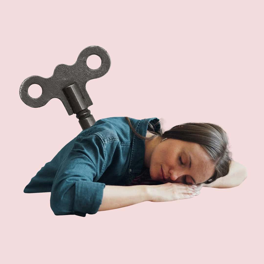 Kollage med en sovande kvinna som har en vridnyckel i ryggen.